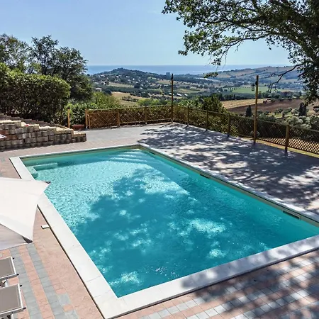 Lucilla - And Pool Lantställe Potenza Picena